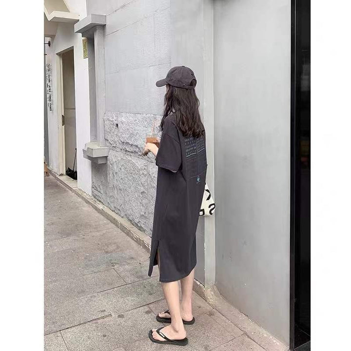 Women's casual dress with graphic print and relaxed fit