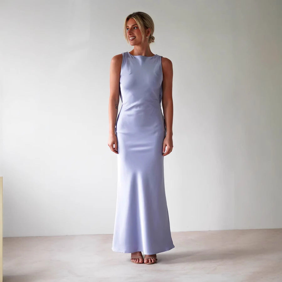 Women's maxi dress with elegant cut and flowing fabric