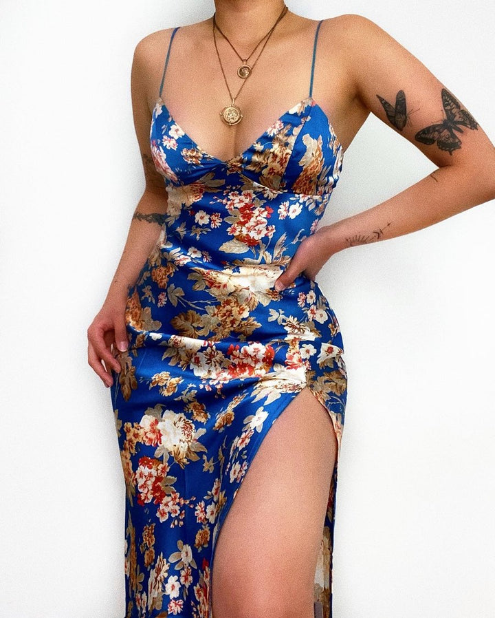 Women's maxi dress with deep V-neck and elegant slit