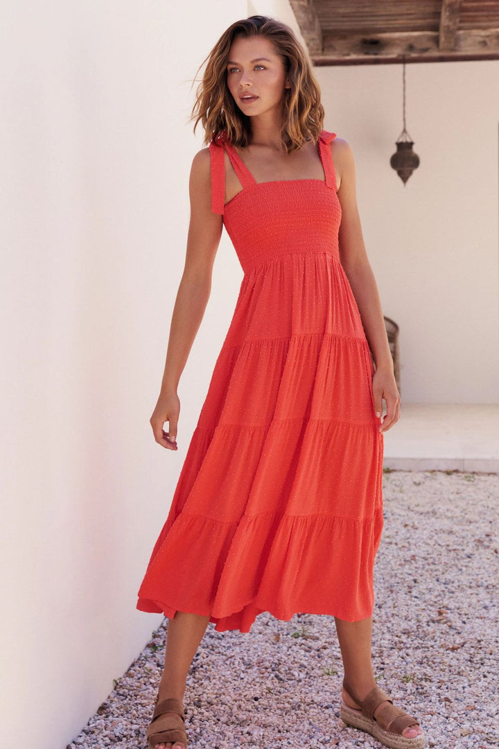 Women's maxi dress with flowing cut and adjustable straps