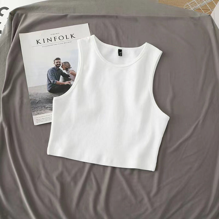 Ladies crop top made of breathable material with a figure-hugging cut