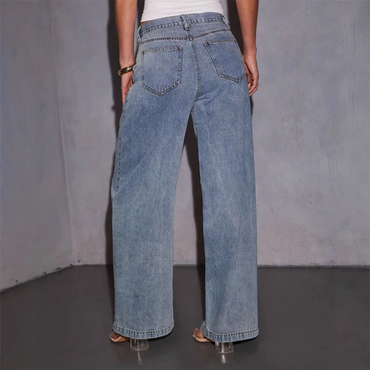 Women's loosely cut denim jeans in a casual style with a high waistband
