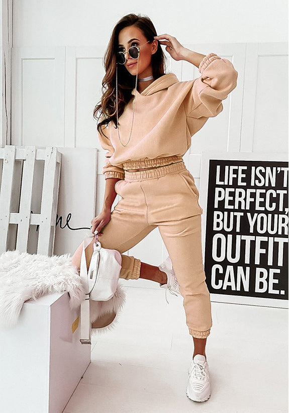 Women’s tracksuit with modern cut and casual hoodie style