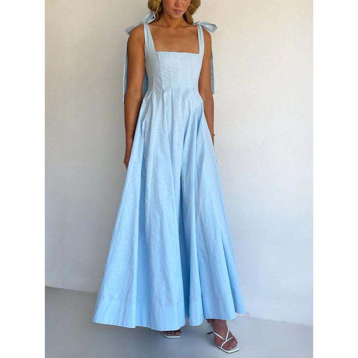 Ladies Elegant Maxi Dress with Modern Shoulder Straps and Flowing Cut