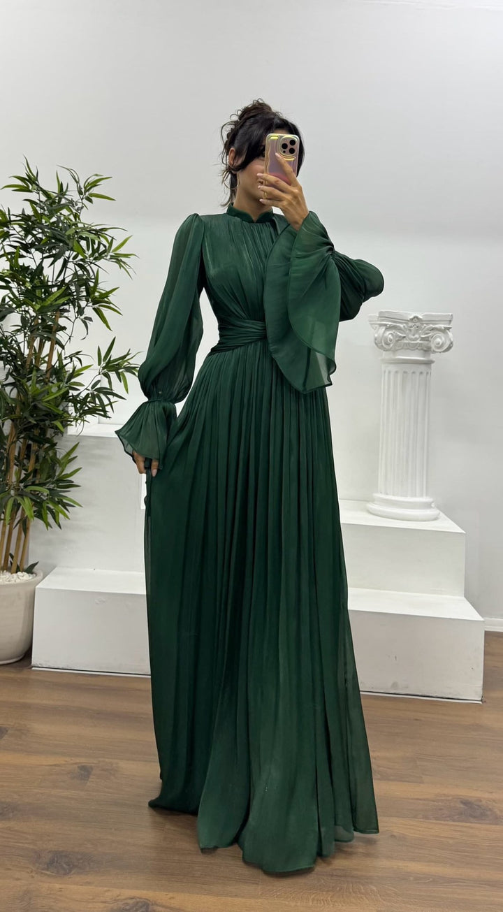 Women's maxi dress with a figure-flattering cut and elegant gathering