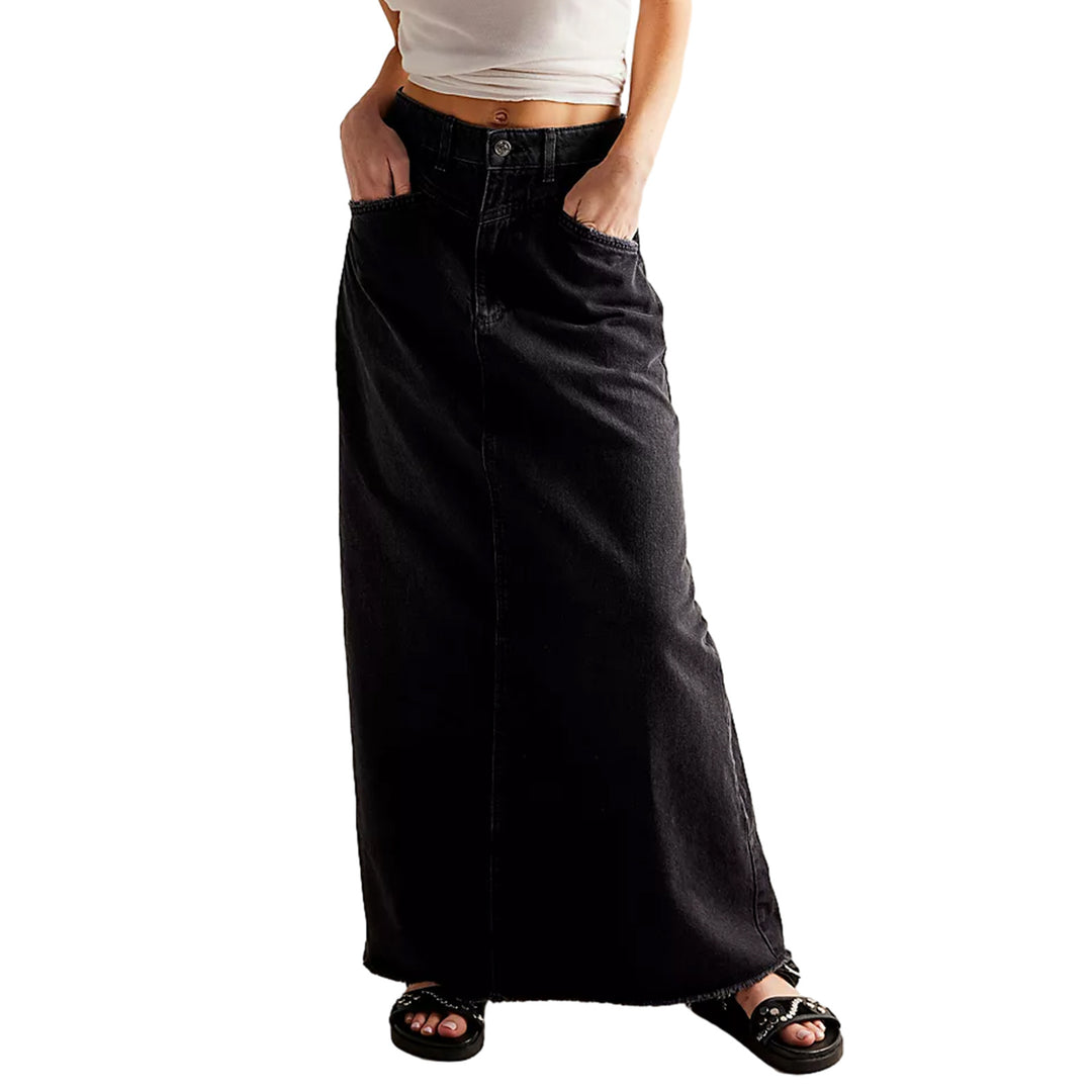 Women's maxi skirt made of black denim with side pockets and a relaxed fit Lisslune