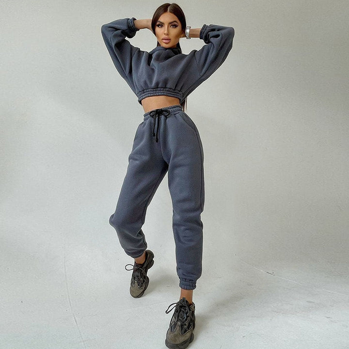Women's sporty cropped sweat set with elastic waistband and practical pockets Lisslune