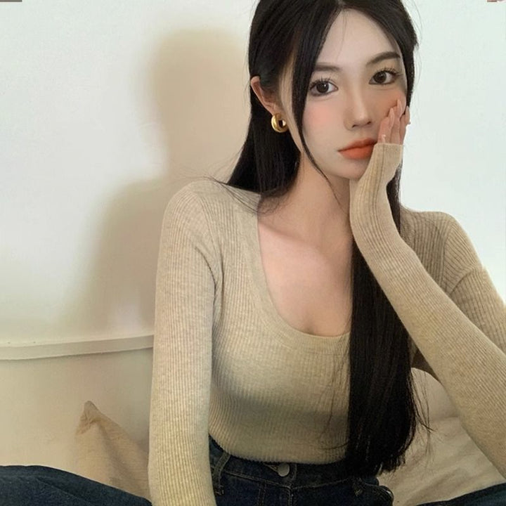 Women's long sleeve shirt with deep round neck and fine rib structure