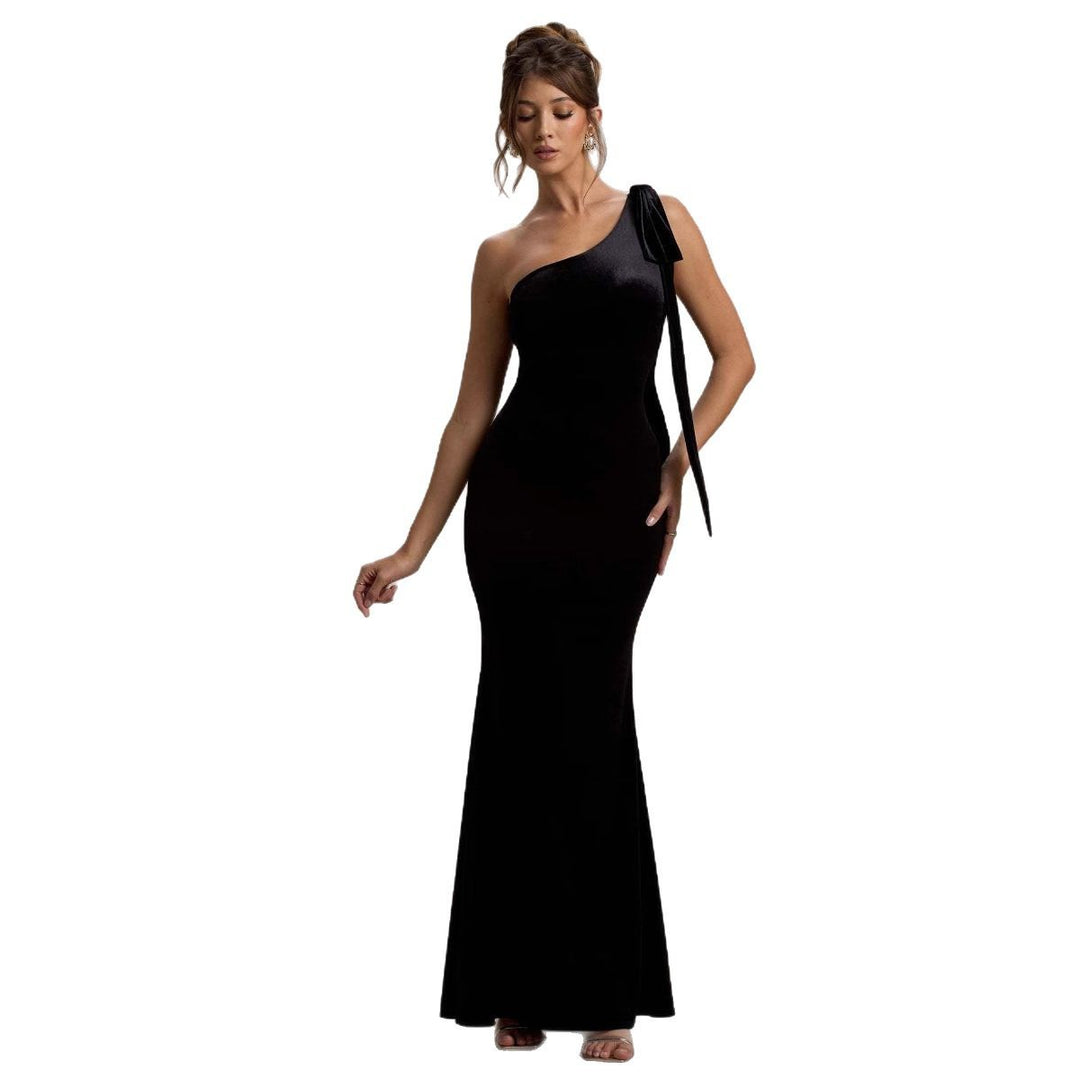 Ladies' figure-hugging evening dress with asymmetric strap and stylish hem