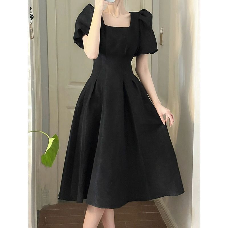 Women's elegant midi dress with square neckline and voluminous sleeves
