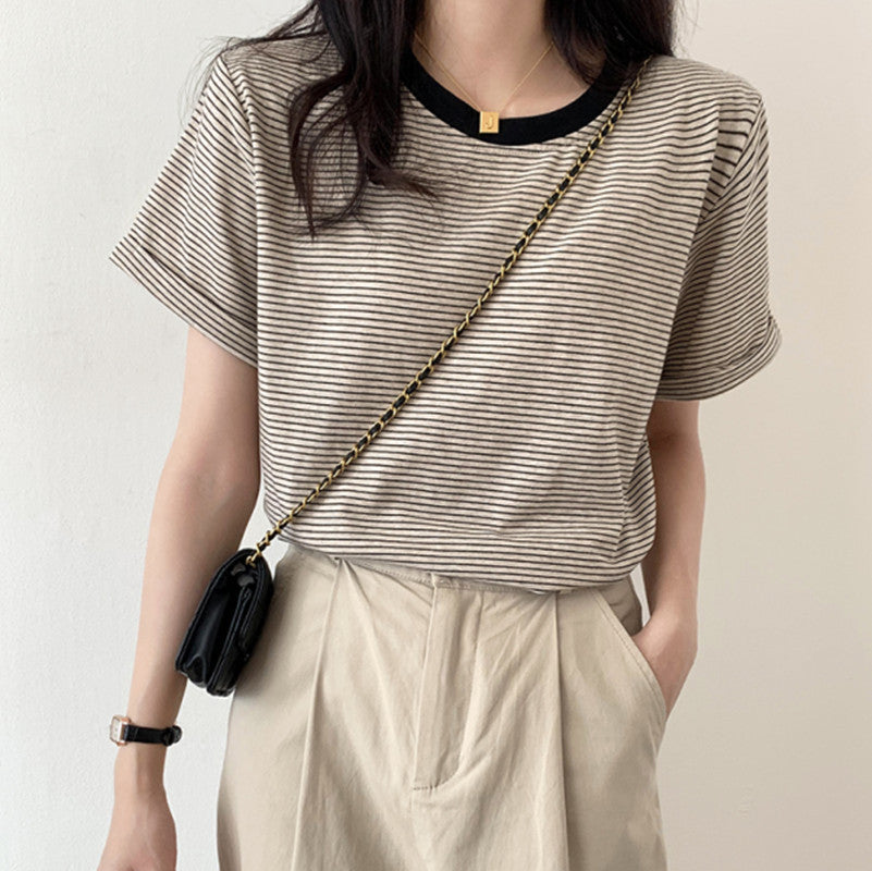 Women's striped T-shirt with contrasting round neckline and comfortable fit