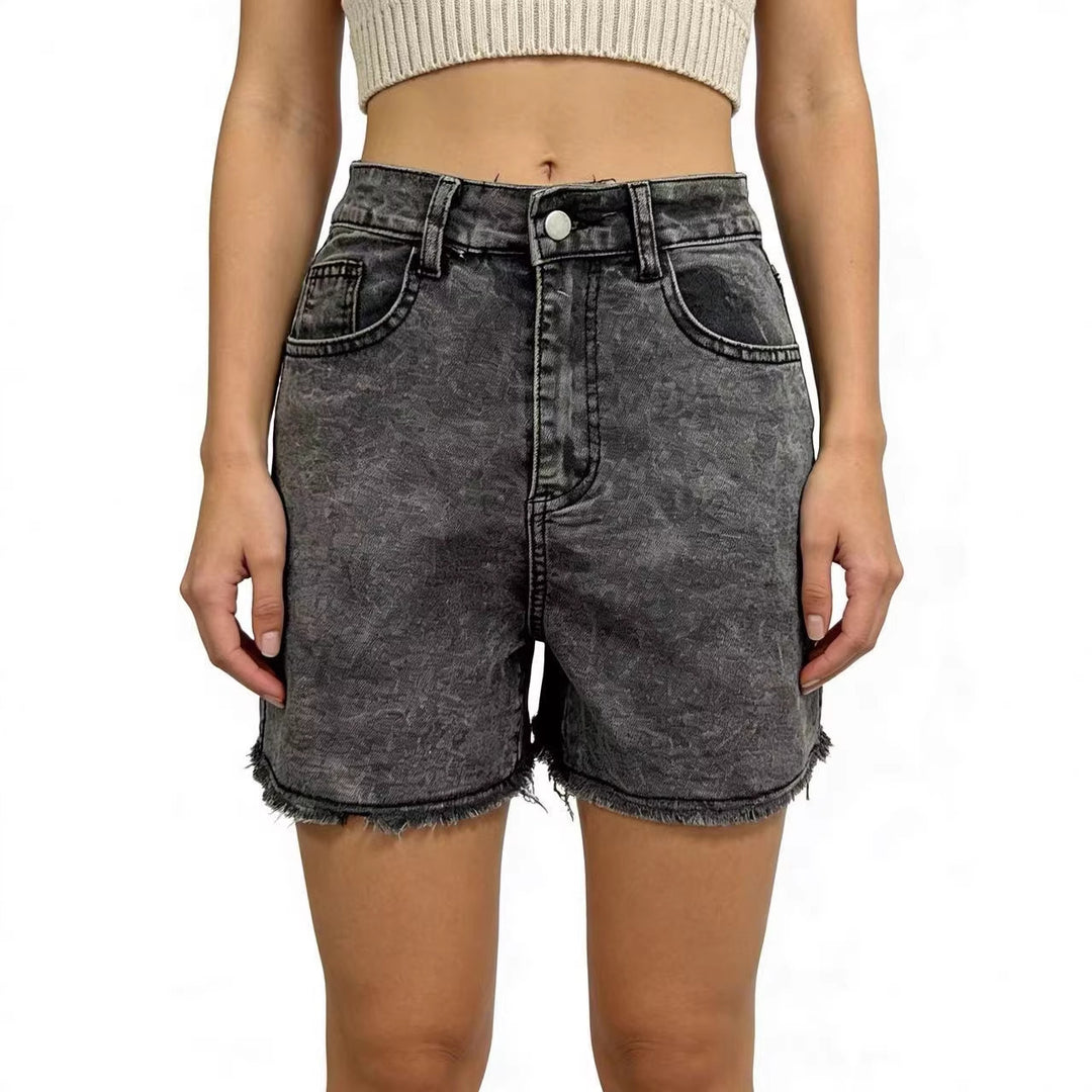 Ladies fashionable denim shorts in a casual cut with frayed hem Lisslune