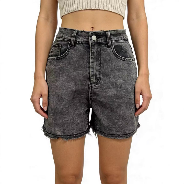 Ladies fashionable denim shorts in a casual cut with frayed hem Lisslune