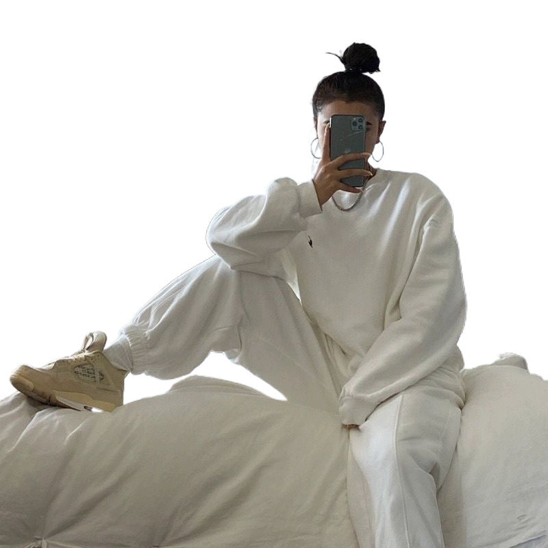 Women's comfortable sweat suit with practical pockets and elastic waistband Lisslune