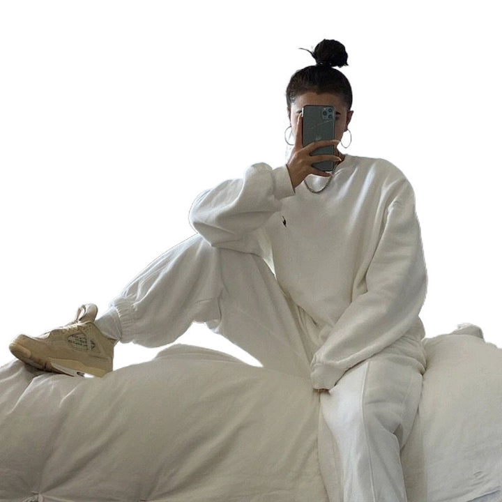 Women's comfortable sweat suit with practical pockets and elastic waistband Lisslune