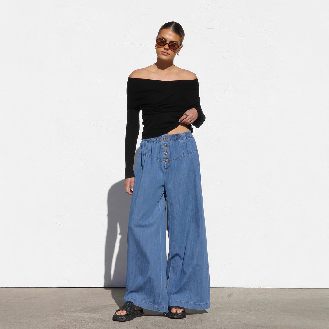 Ladies wide denim hotpants with elastic waistband and button details Lisslune