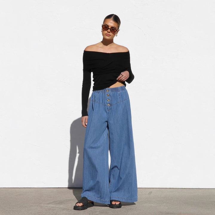 Ladies wide denim hotpants with elastic waistband and button details Lisslune