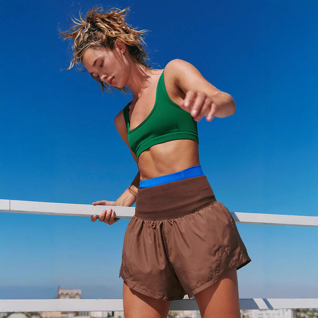 Ladies sporty short-sleeved top with ergonomic cut and side ventilation detail Lisslune