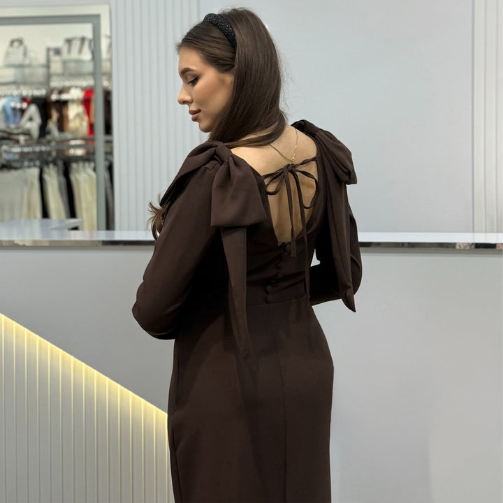 Ladies' maxi dress with elegant puff sleeves and side slit