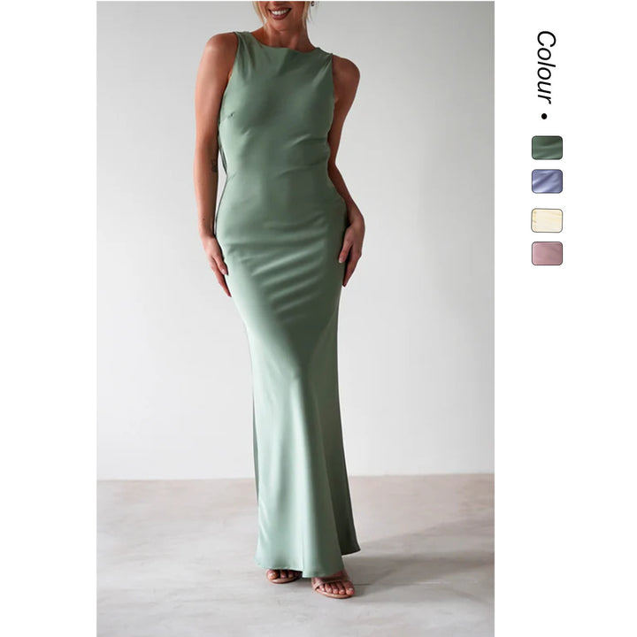 Women's maxi dress with elegant cut and flowing fabric