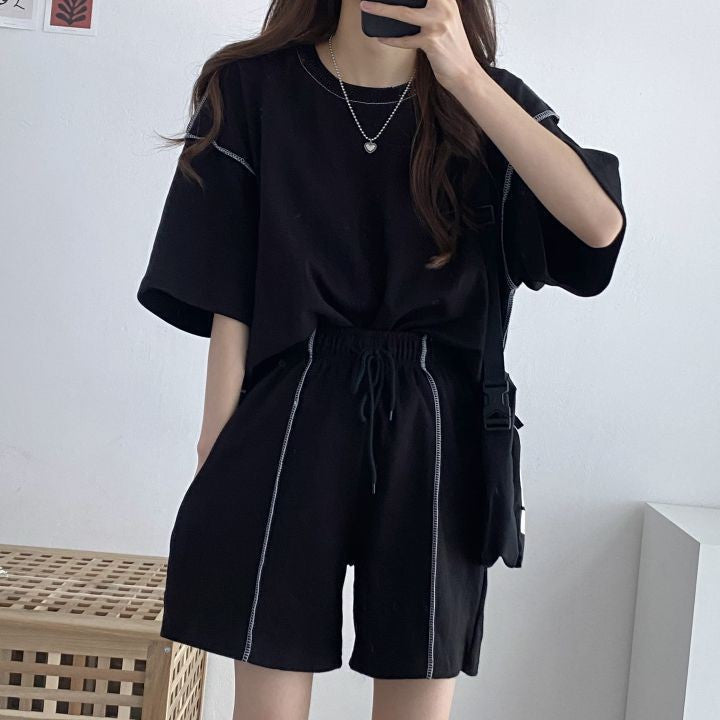 Ladies leisure suit with casual cut and elastic waistband