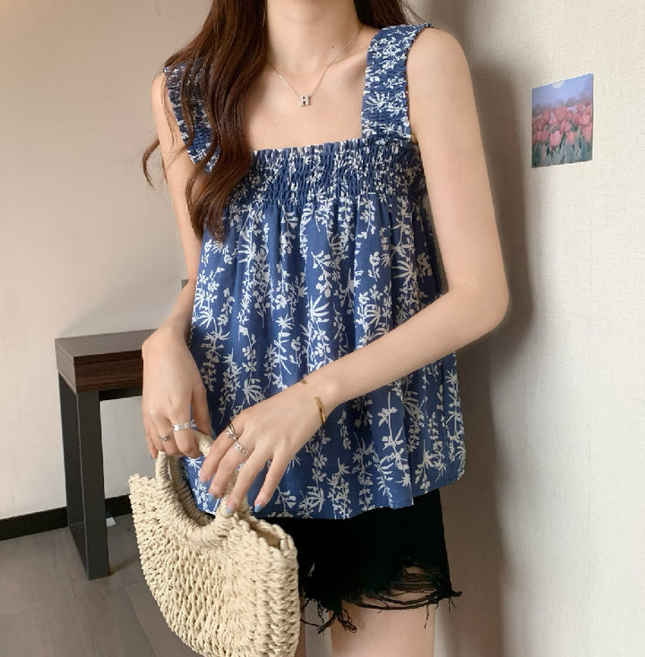 Ladies' blouse top with playful floral pattern and elastic upper part