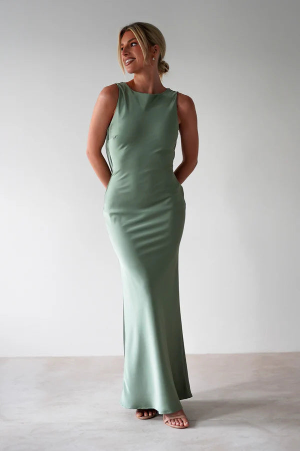 Women's maxi dress with elegant cut and flowing fabric