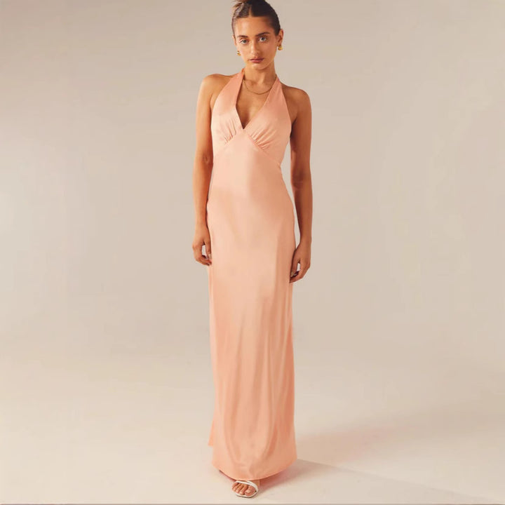 Women Elegant Sleeveless Wedding Dress with Waistband and Flowing Fabric