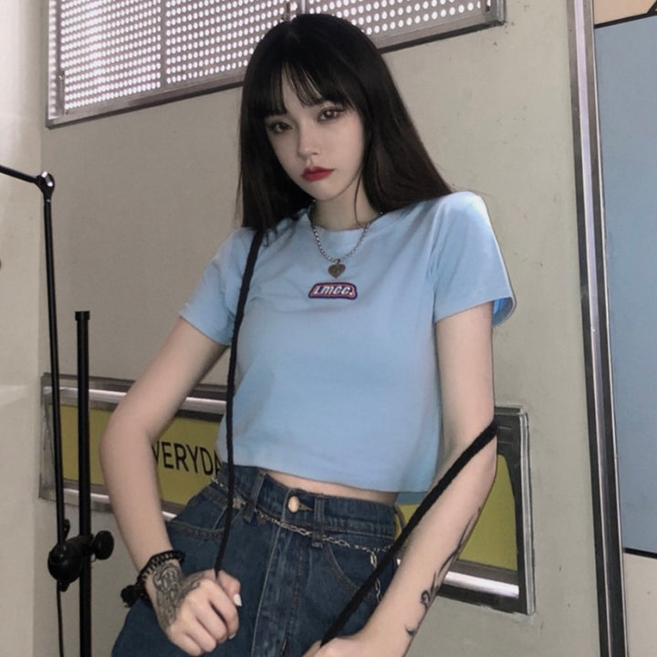Women's Cropped T-Shirt with Creative Logo Design and Figure-Hugging Cut