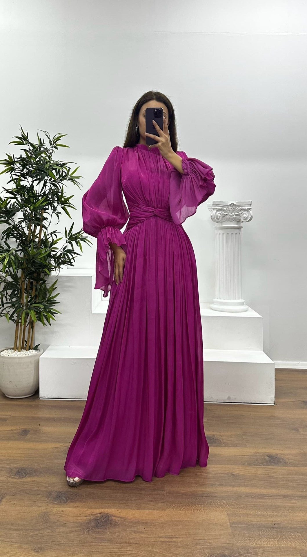 Women's maxi dress with a figure-flattering cut and elegant gathering