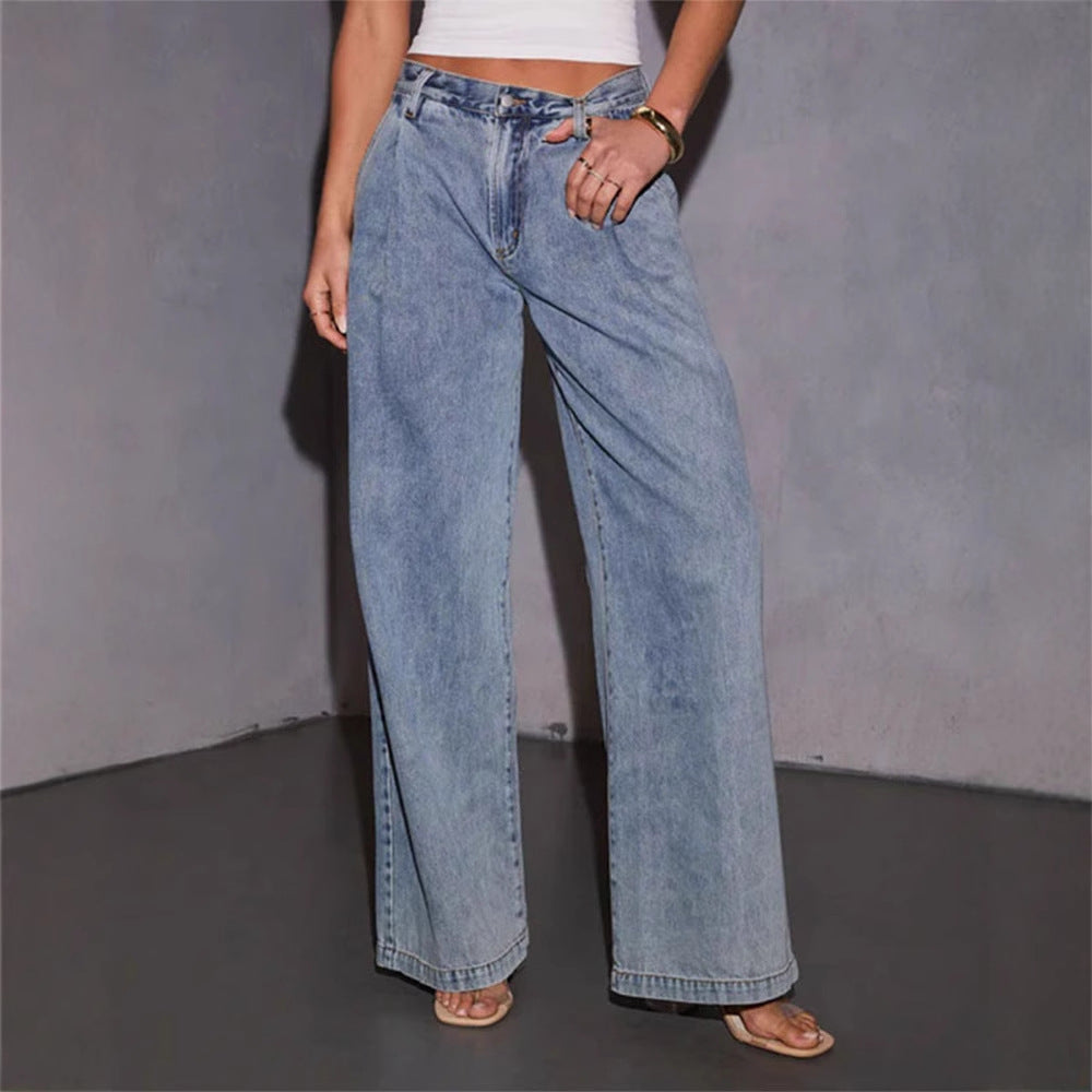 Women's loosely cut denim jeans in a casual style with a high waistband