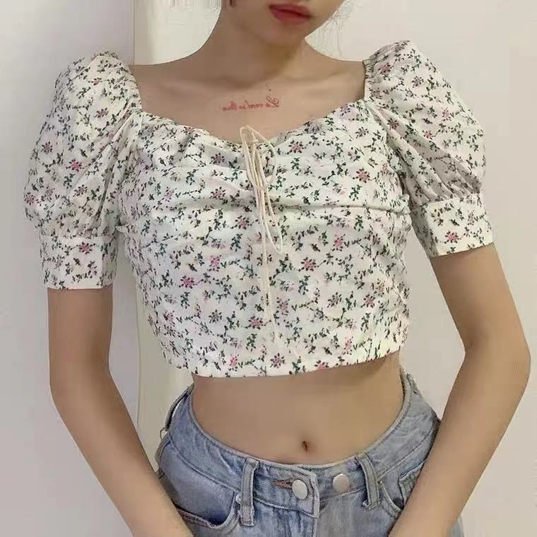 Women’s crop top with puff sleeves and floral design