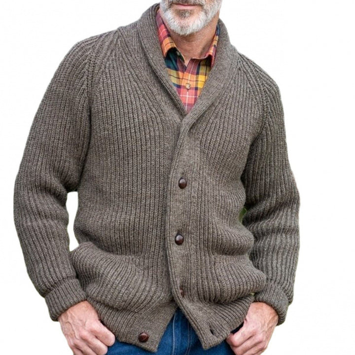 Men's chunky knitted cardigan with practical pockets and modern V-neck Lisslune