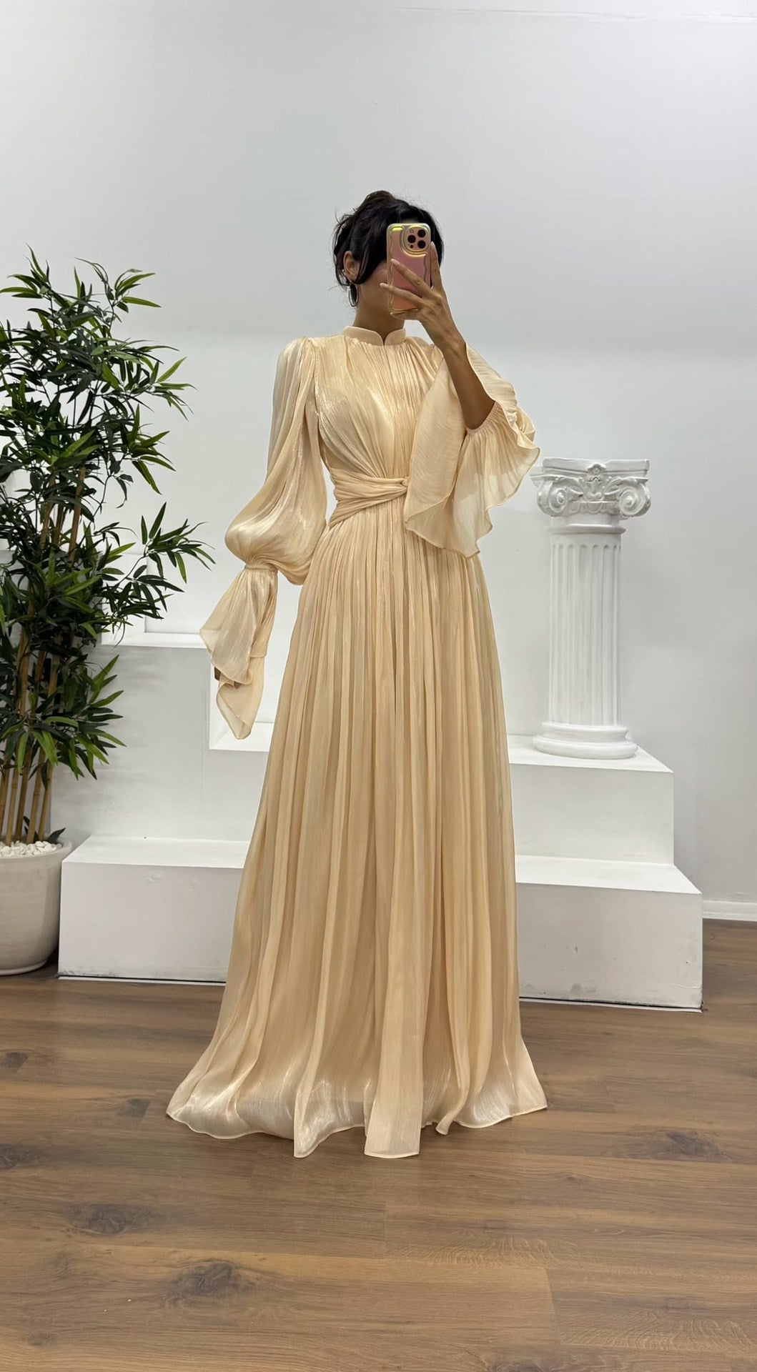 Women's maxi dress with a figure-flattering cut and elegant gathering