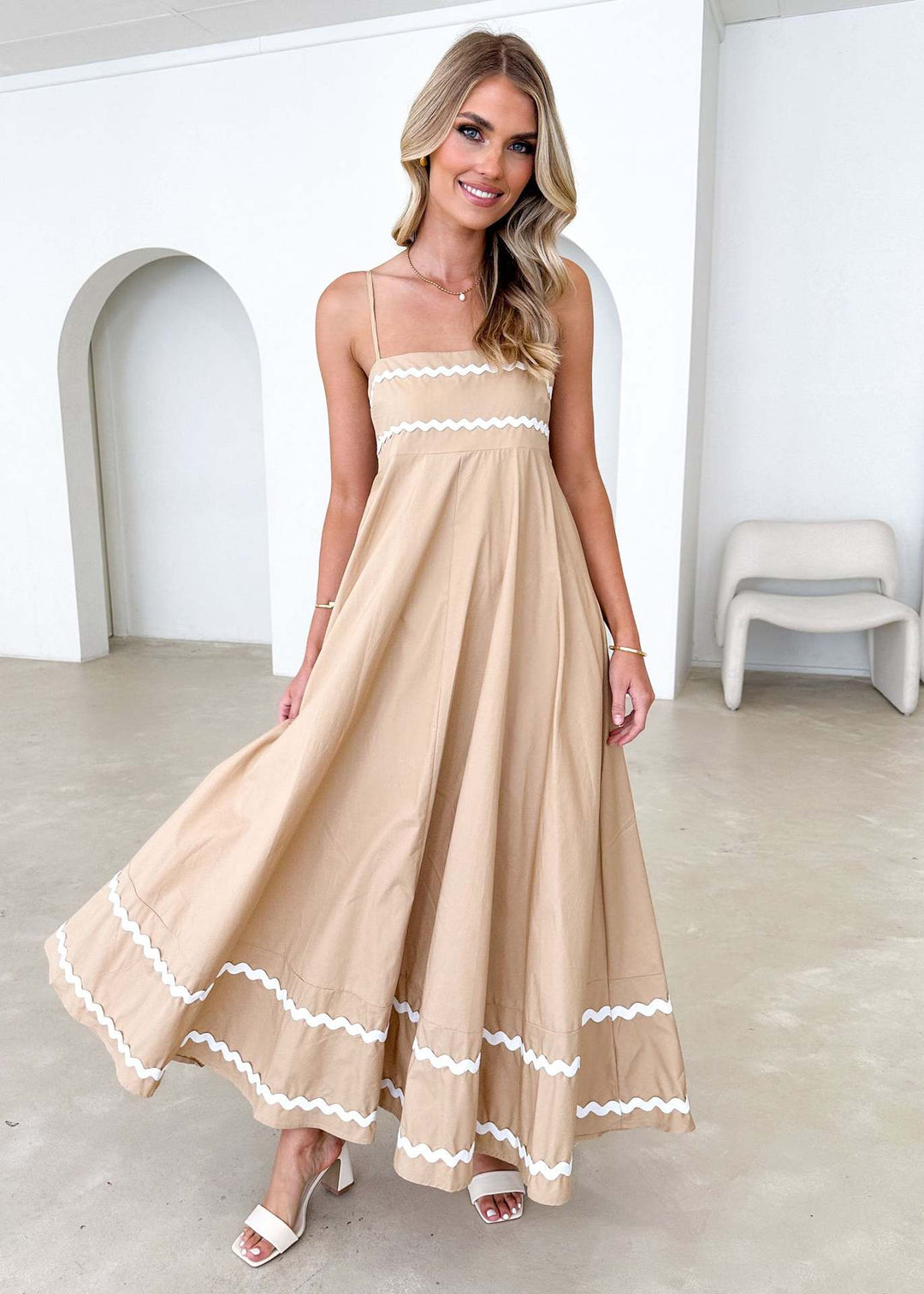 Women's airy long dress with delicate ruffle details and adjustable spaghetti straps Lisslune