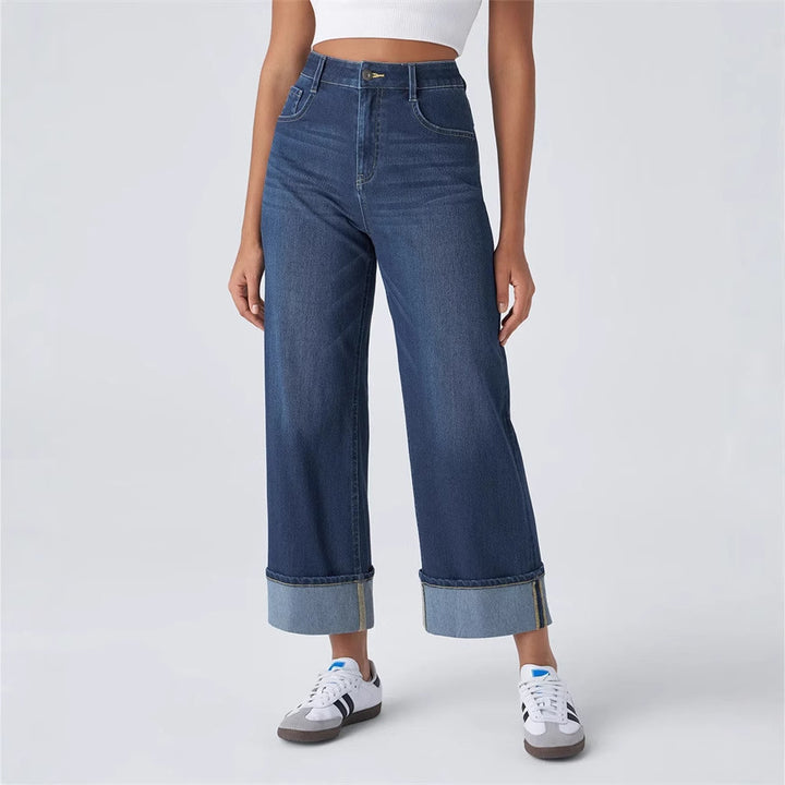 Women's wide-cut jeans with a high waistband and turned-up hem