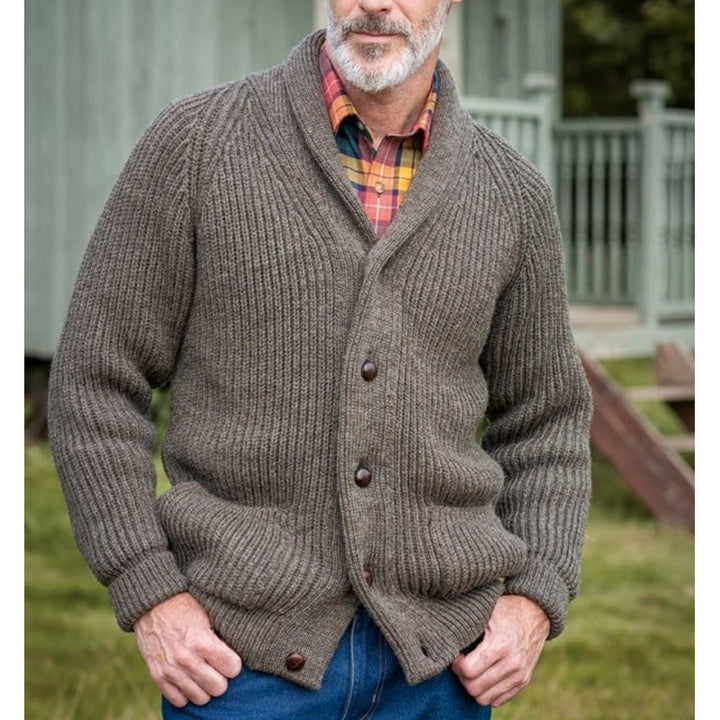Men's chunky knitted cardigan with practical pockets and modern V-neck Lisslune
