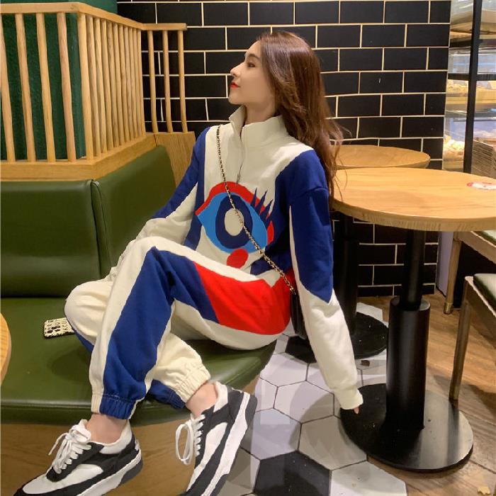 Women's sporty suit with high collar and modern graphic design Lisslune