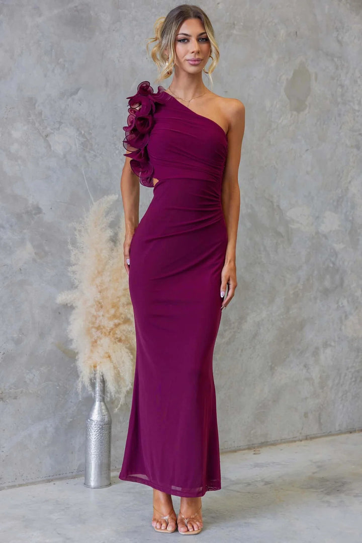 Ladies Elegant Ruffled Maxi Dress with an Off-Shoulder Design and Tailored Fit
