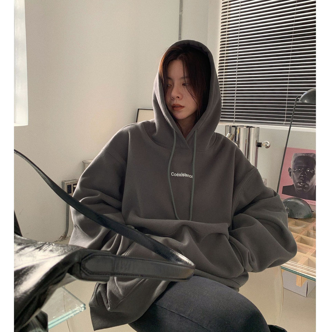 Women's hoodie with a casual cut and practical kangaroo pocket design
