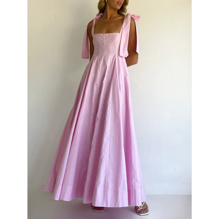 Ladies Elegant Maxi Dress with Modern Shoulder Straps and Flowing Cut