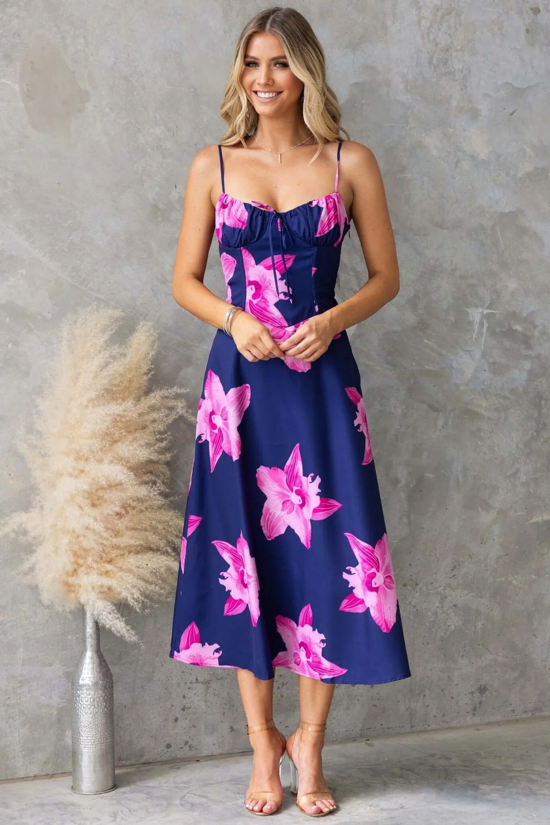 Women’s maxi dress with floral pattern and refined ruffle detail