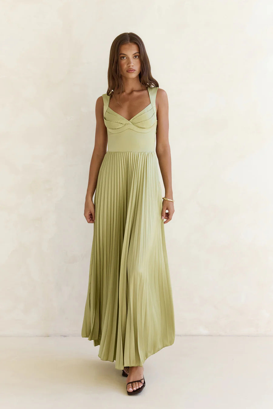 Women's Pleated Maxi Dress with Flattering V-Neck and Feminine Design