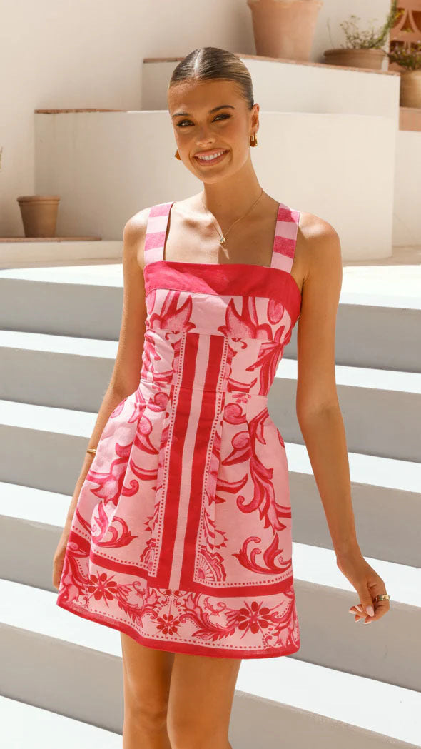 Women's summer dress with elegant design and practical pockets