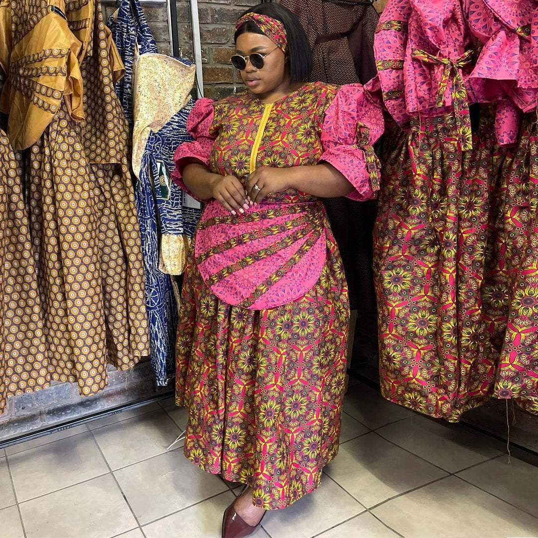 Women's maxi dress with elegant floral pattern and voluminous sleeves