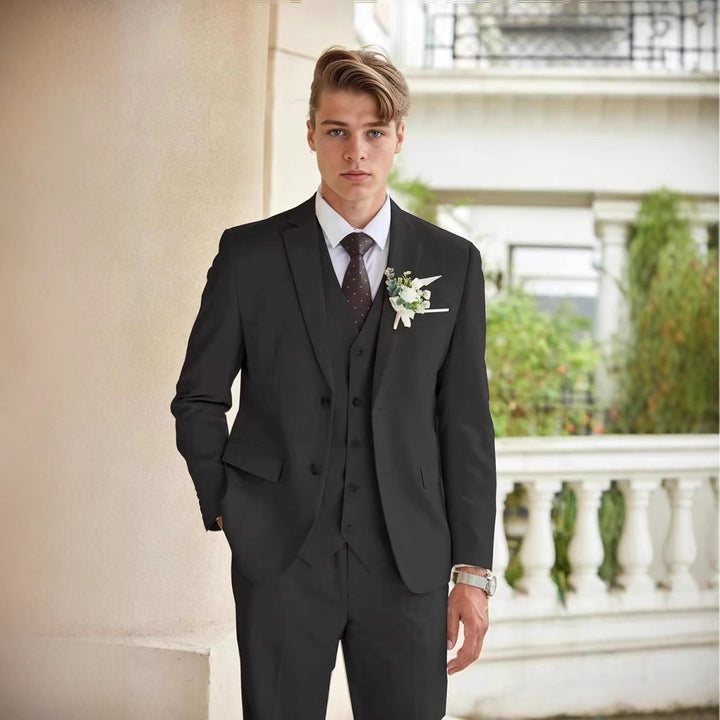 Men's elegant three-piece suit made of fine material and modern cut Lisslune