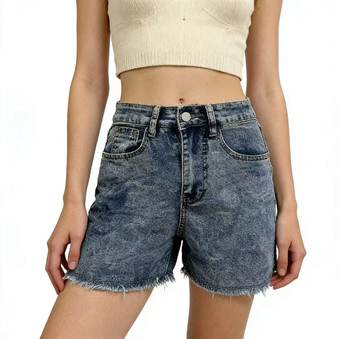 Ladies fashionable denim shorts in a casual cut with frayed hem Lisslune