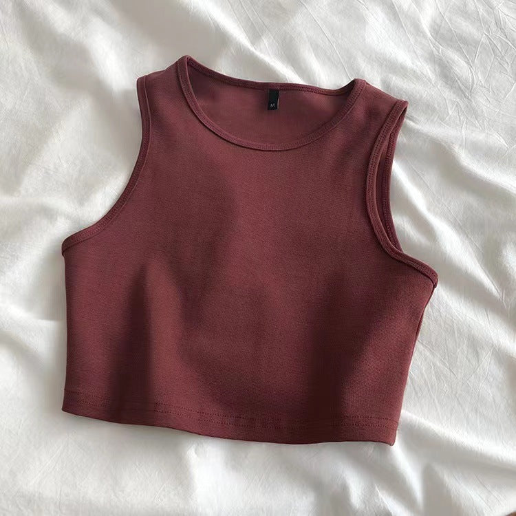Ladies crop top made of breathable material with a figure-hugging cut