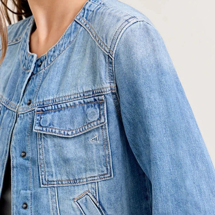 Women's denim jacket in a casual cropped cut with practical pockets and button details Lisslune