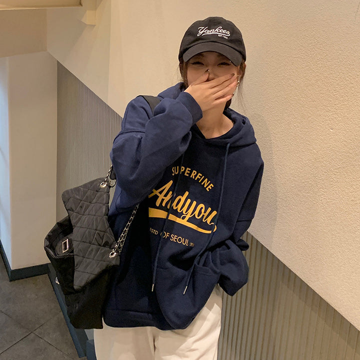 Women's hoodie with modern lettering and casual fit